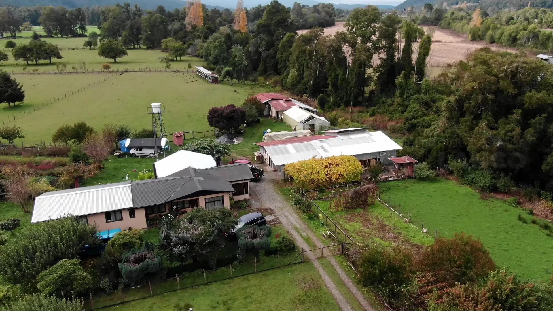 Vista aérea de la cervecería Heráldica entre potreros y bosque en Purulón, Lanco