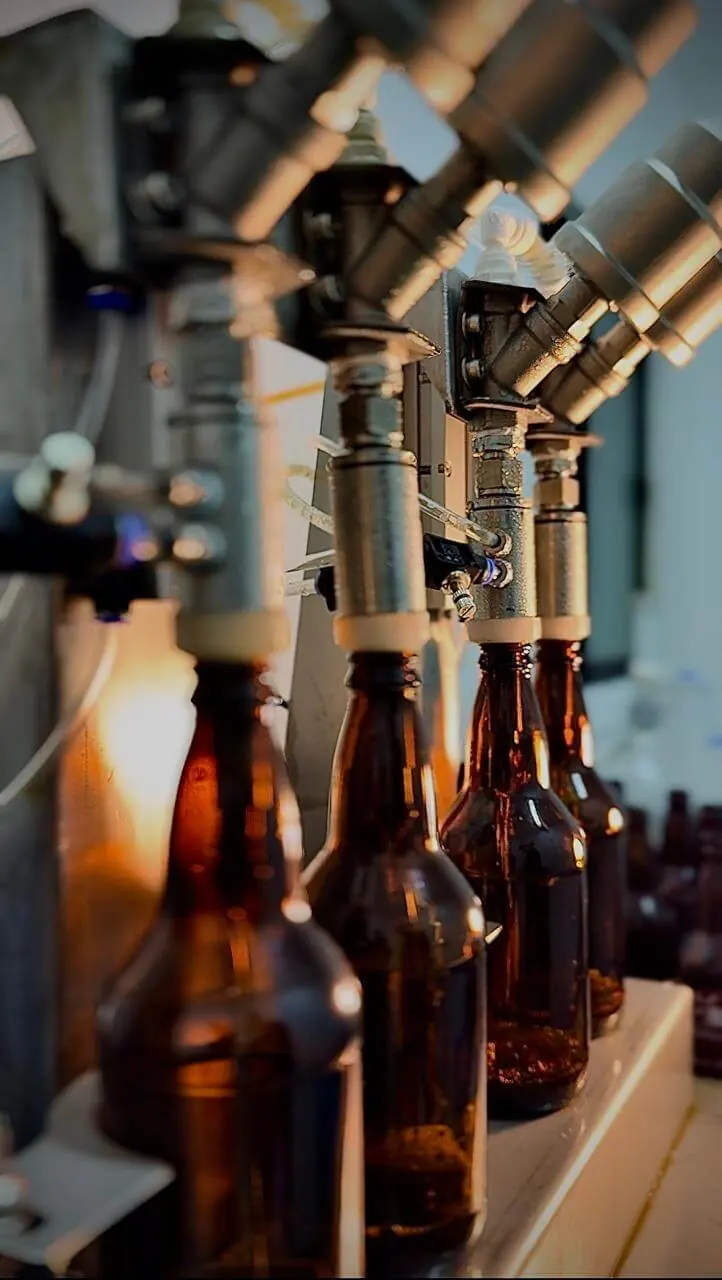 Botellas de Heráldica en la llenadora