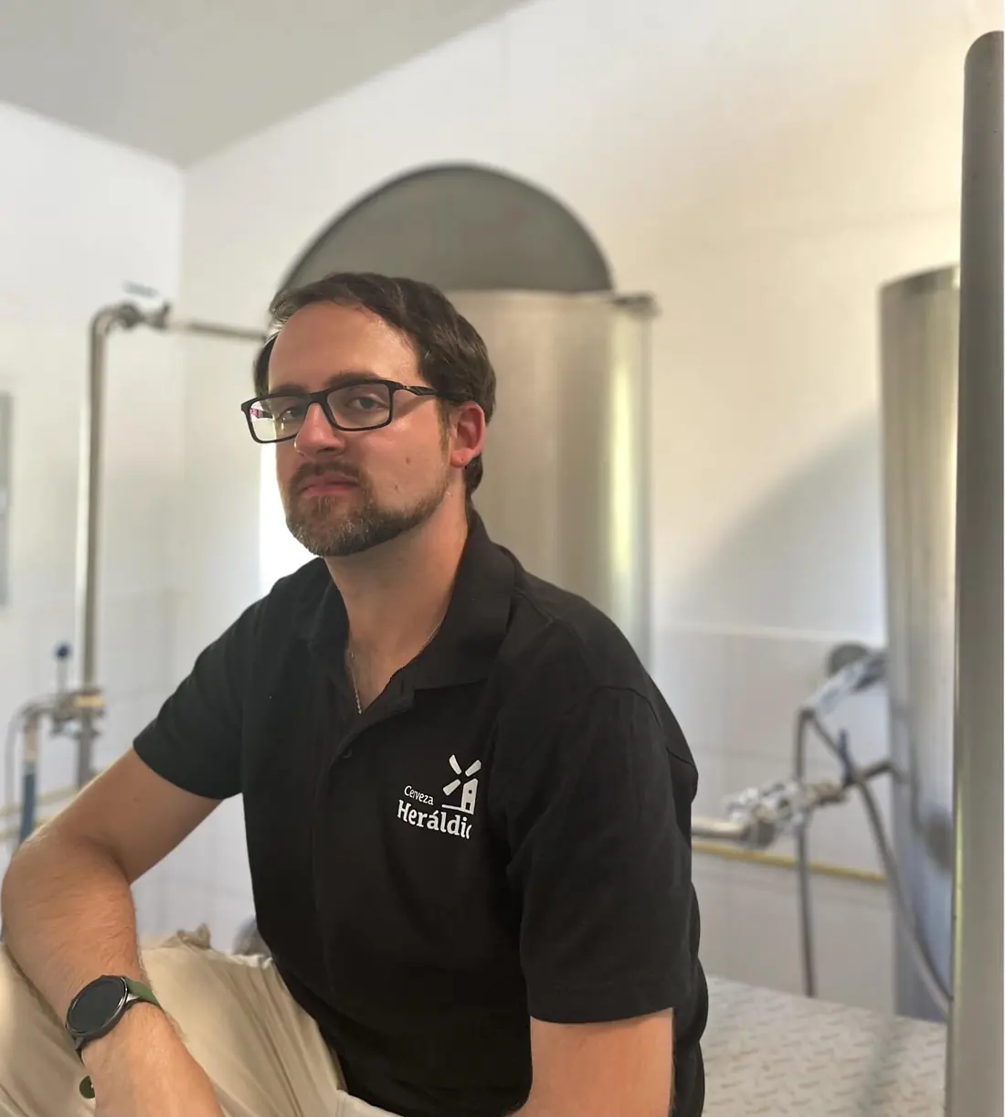 Carlos Rubén Cossío, maestro cervecero de Heráldica, en la sala de cocción